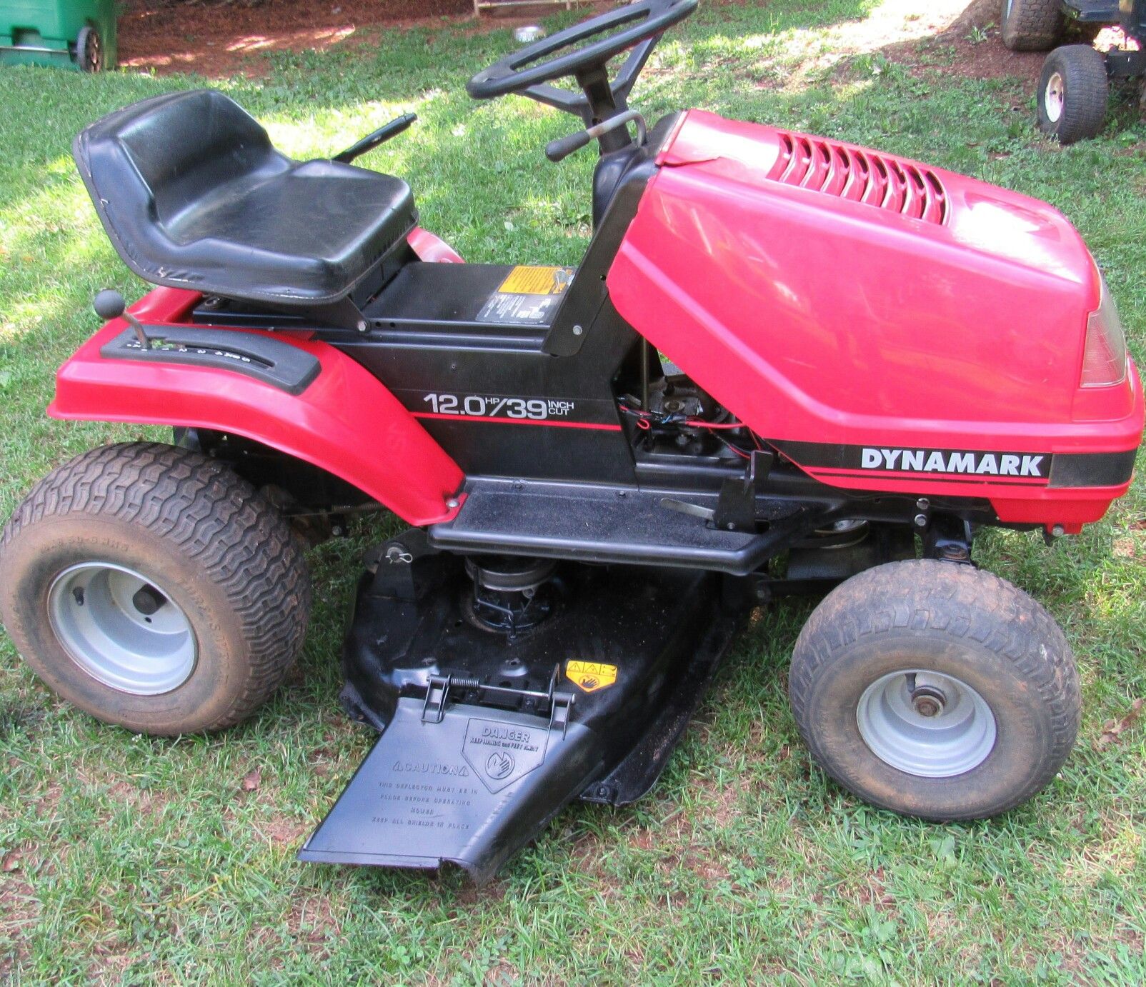 Dynamark Riding Mower 12.0 HP Briggs & Stratton Engine 39" Cut