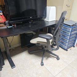 COMPUTER DESK AND OFFICE CHAIR