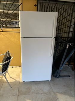 Frigidaire 19cu ft Top- freezer white working excellent