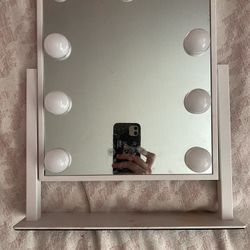 Light up makeup mirror