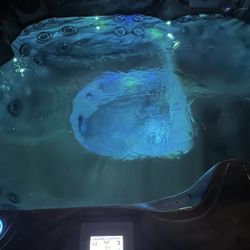 Great 6 Person 4 Yr Old Spa     Gas Everything 