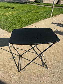 Foldable table