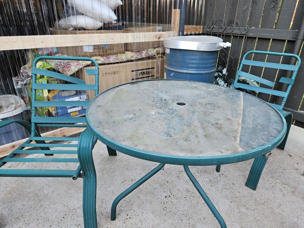 Mesa y 2 sillas/ nesecitan poquita reparacion