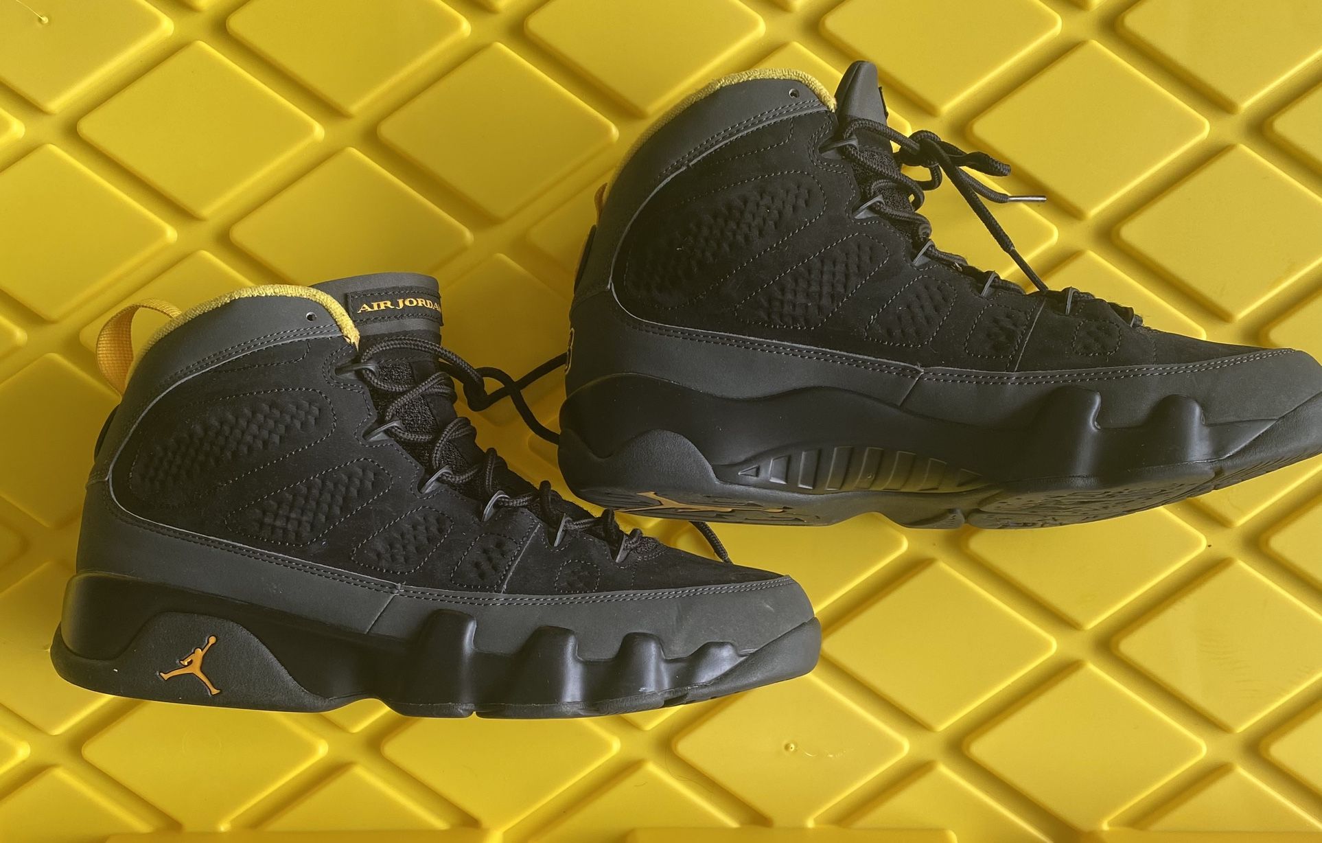 Air jordan retro university gold