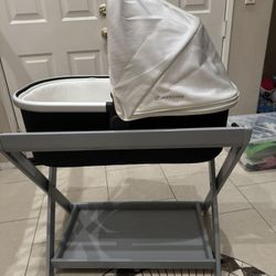 UPPAbaby Bassinets  with UPPAbaby Bassinet V3 - Compatible with Vista, Cruz, Ridge Strollers - Overnight Sleep Solution - Mattress, Sheet and Bug Shie