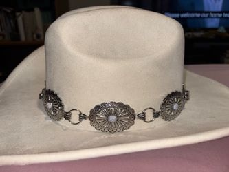 Women’s white cowgirl hat