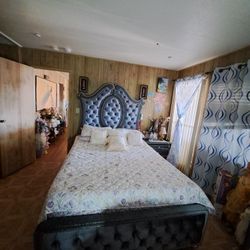 Like New, Queen Bed Set