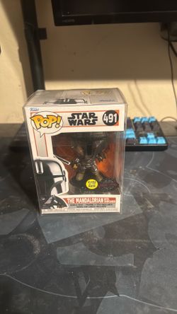 Funko Pop! Bobble: Star Wars - The Mandalorian with Dark Saber Glows in the Dark