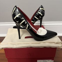*AUTHENTIC* Valentino Garavani Pump