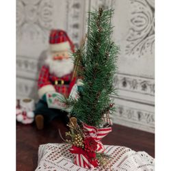 🎄 Small Christmas Tree with Floral Accents – Holiday Décor