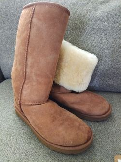 UGG Classic Tall II Boots (Size 8, Like New)