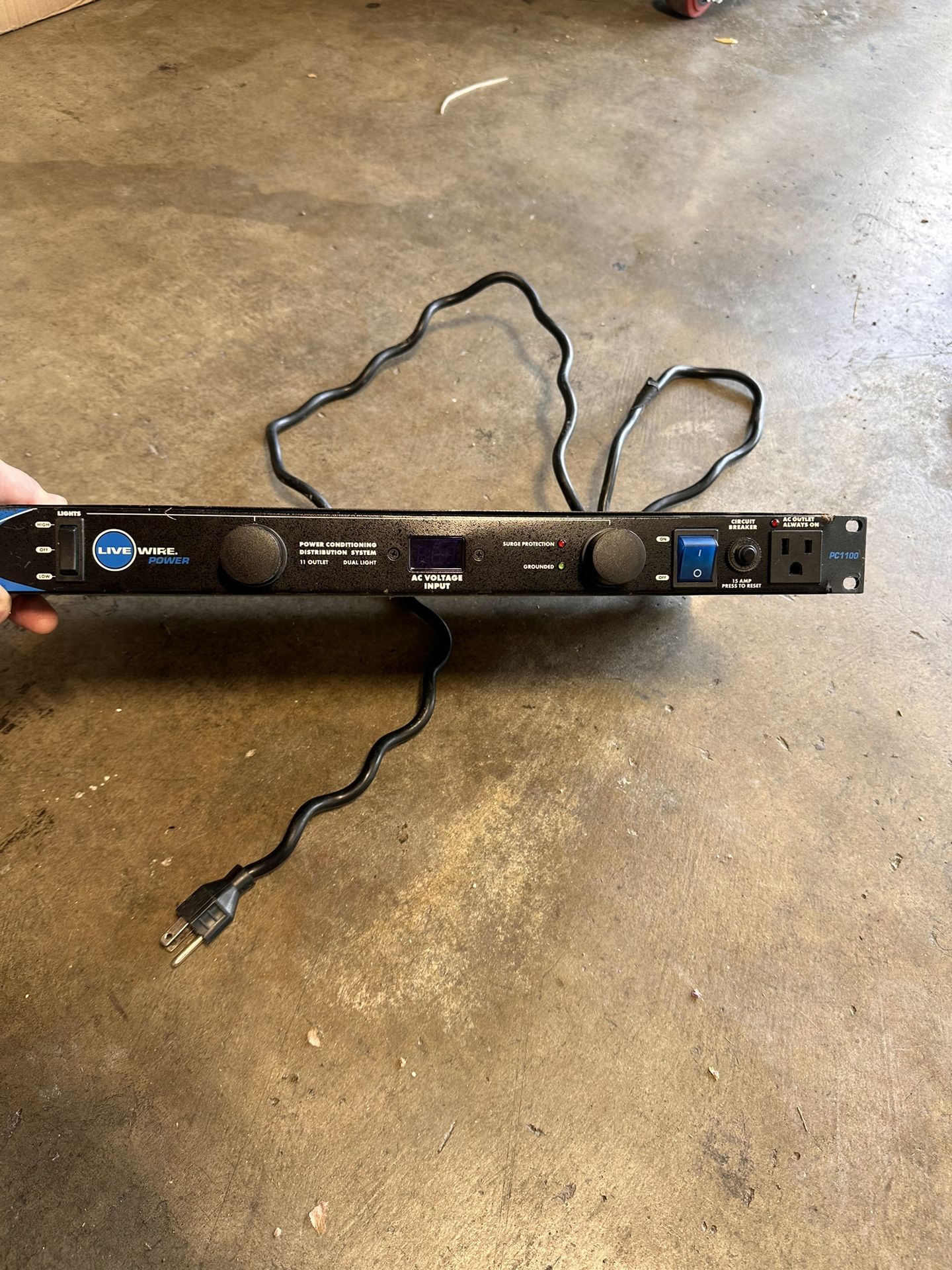 Livewire 11-Outlet Power Conditioner and Distribution System