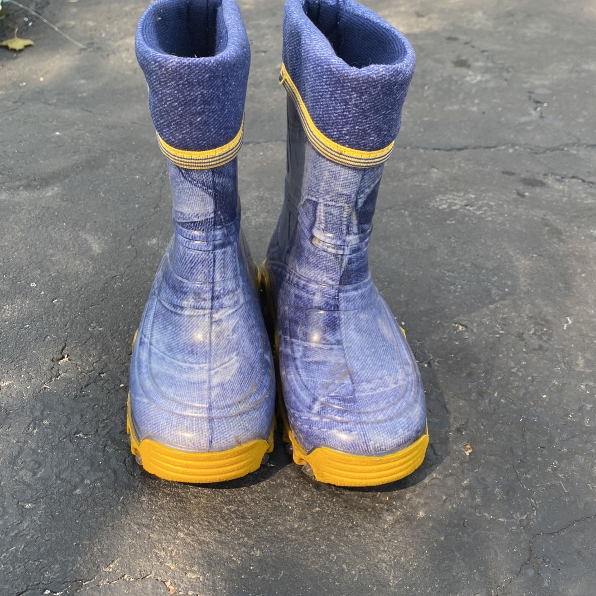 Boys rain boots size 10