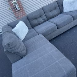 Beautiful Gray Sectional Couch (like New)