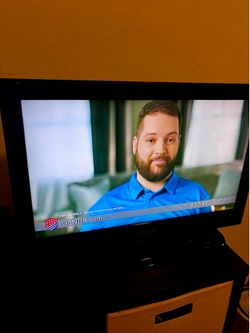 24" Hisense LCD TV with Stand & Manual