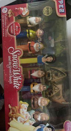 Vintage Snow White Pez Dispenser Set