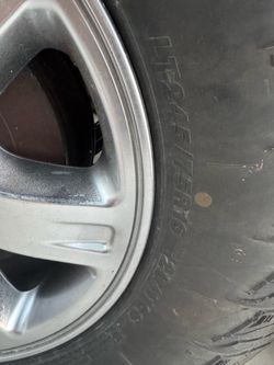 Toyota tacoma rims and tires good condicion