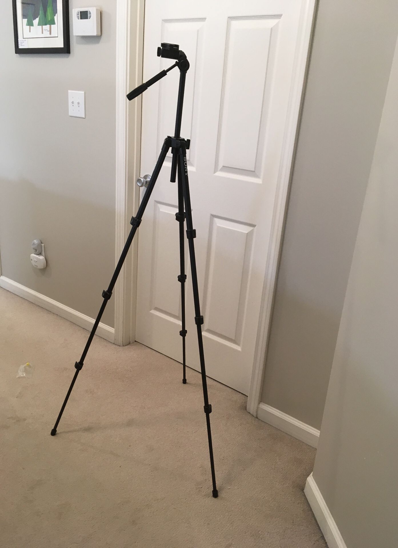 Sony adjustable tripod for cameras and camcorders VCT-1500L expands to 59 inches