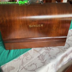 Singer 15-91 Sewing Machine In Wooden Case