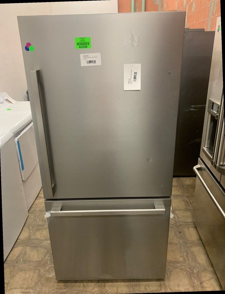 HISENSE HRB171N6ASE 17.2-cu ft Counter-depth Bottom-Freezer Refrigerator