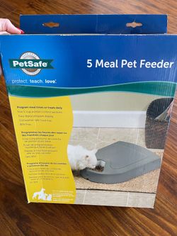 Automatic cat feeder
