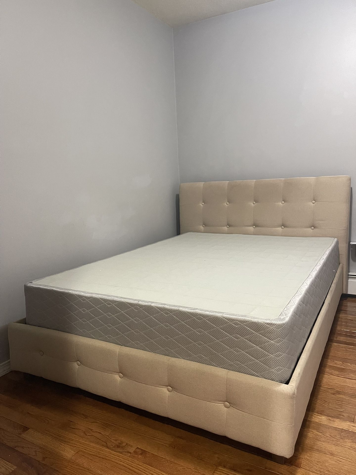 Full Size Upholstered Bed Frame (Wayfair) Cama Tamaño Full con Base Tapizada (Wayfair)
