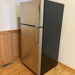 Frigidaire Refrigerator Standard-size Top Freezer (2019), Like New