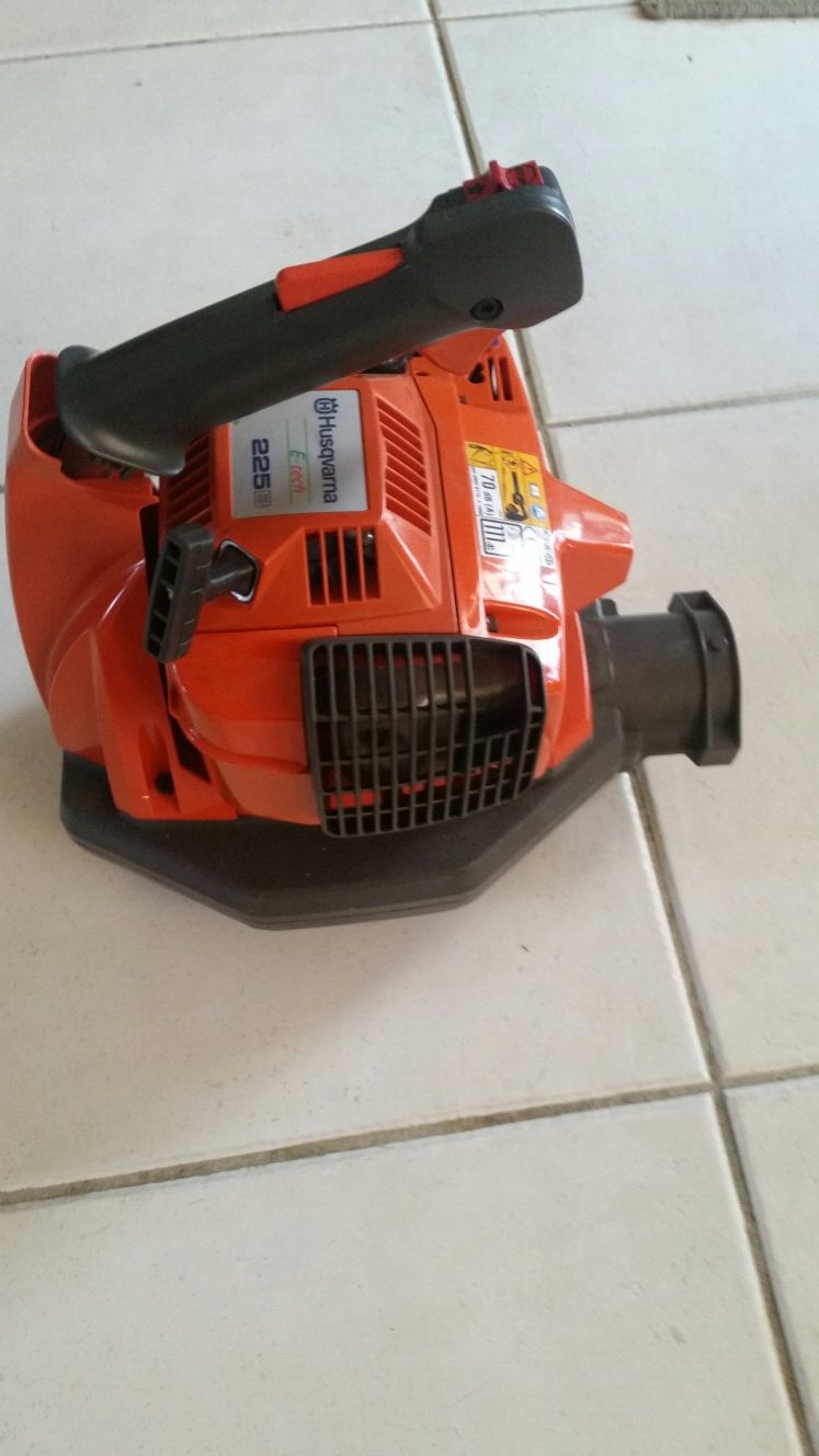 Husqvarna 225B Gas Powered Leaf Blower 27cc E-tech STARTS QUICK