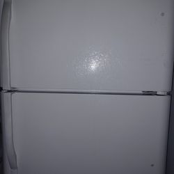 Refrigerator top Freezer Like New 4 Months Warranty 