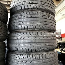 235/65/8 Vendo Un Set De Llantas Marca Michelin Con Un 80% De Vida Las 4 