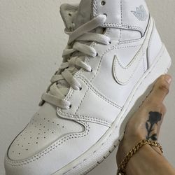 Air Jordan 1 Retro Mid GS ‘Triple White’