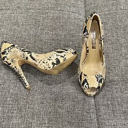 BCBG Maxazria snakeskin beige High heels shoes 