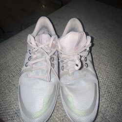 Woman’s Nike Quest Running Shoes 