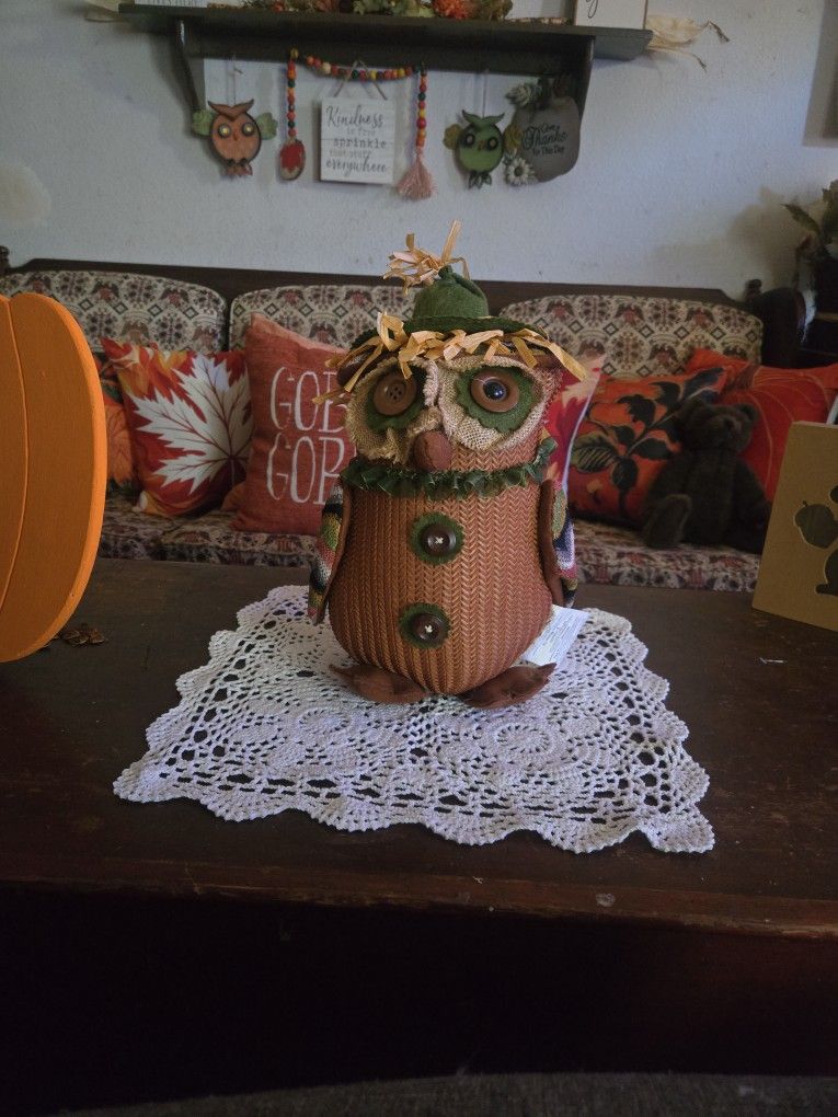 Cute Fall Decoration Owl. In Good Condition