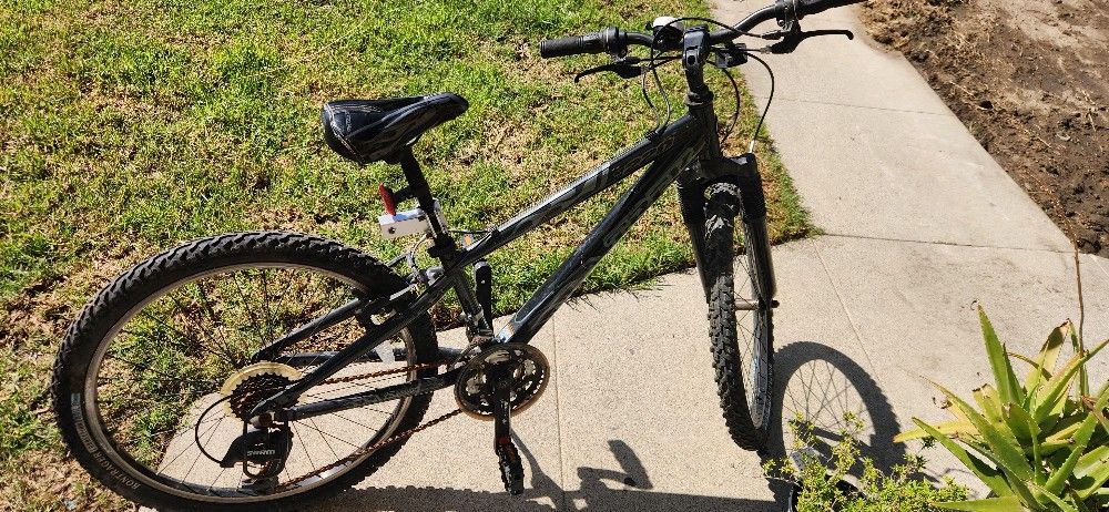 Girls Mountain Bike- TREK MT 200
