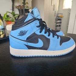 Air Jordan 1 Mid University Blue Black.