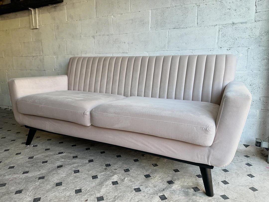 MID- CENTURY MODERN PINK VELVET SOFA / FREE DELIVERY INCLUDED! / PICK UP OPTION ! 
