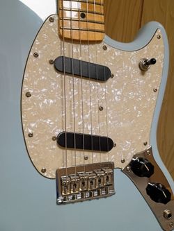 Fender Player Mustang 75th Short Scale Electric Guitar Sonic Blue Maple Neck Vintage Tuners Pearl Pickguard Black Covers Soft Case & Stand👀