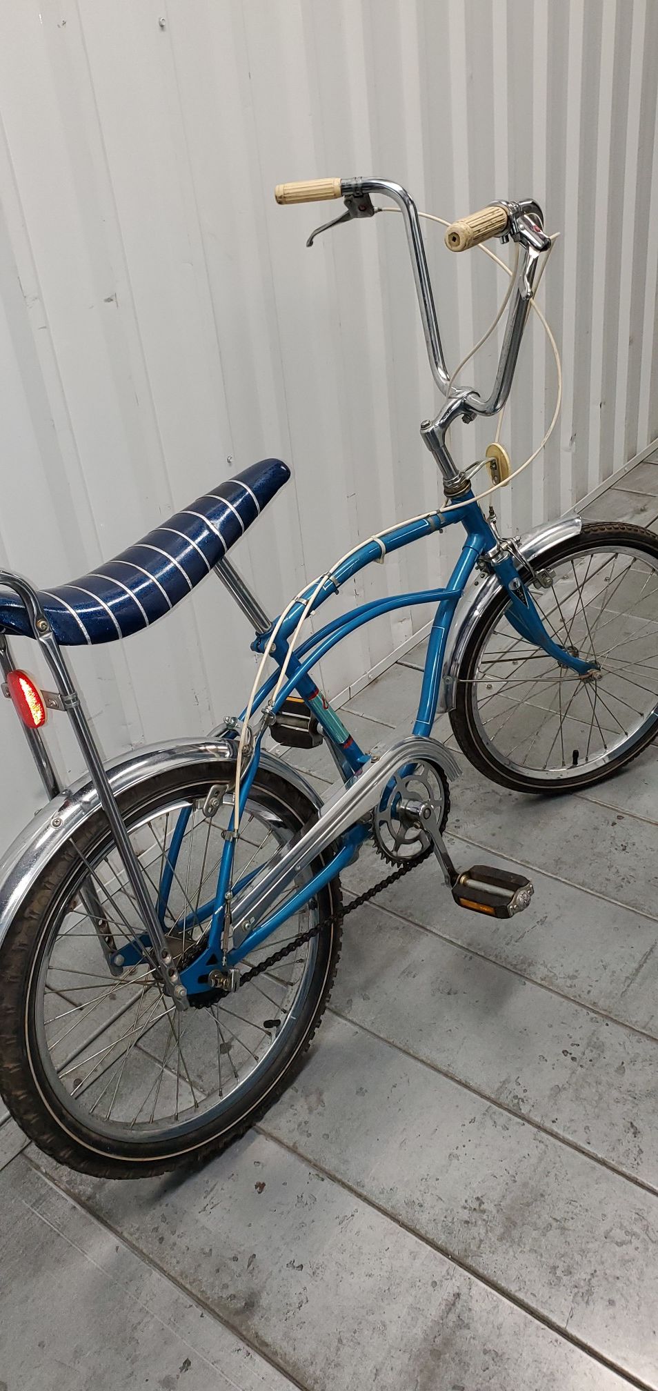 Camel banana seat bike