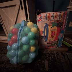 Little Tikes Slam Dunk Big Ball Pit with 20 Air-Filled Balls And Extra Bag Of Air Filled Balls