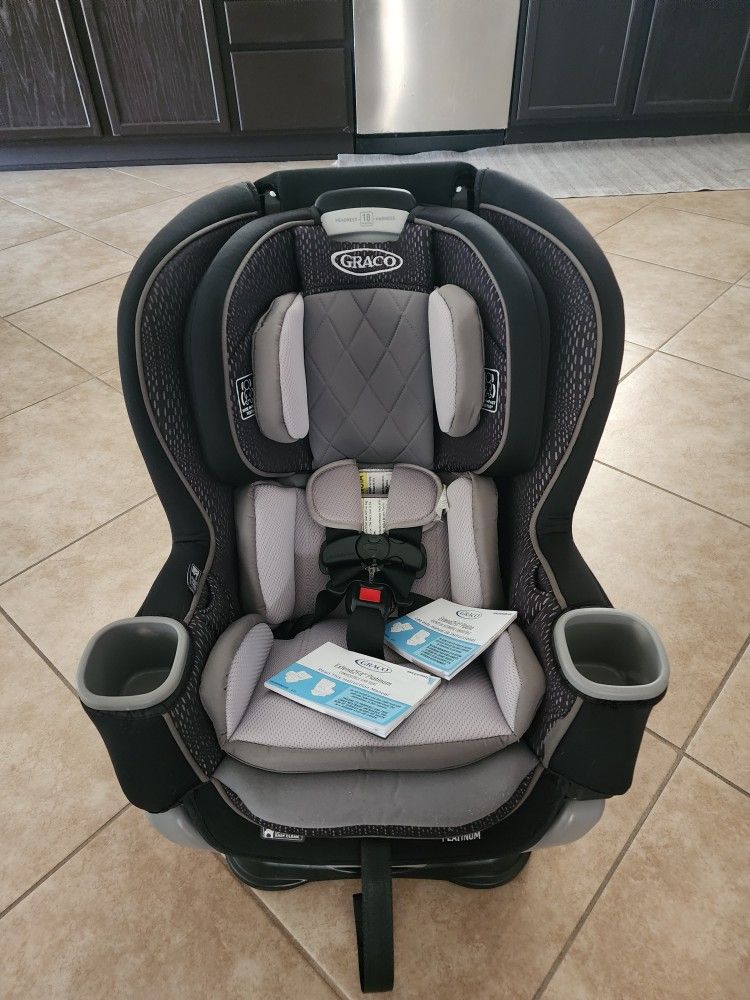 Graco
Graco Extend2Fit Platinum Convertible Car Seat - Hurley