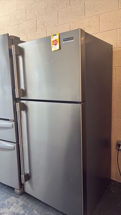 Like new Frigidaire stailenss steel refrigerator