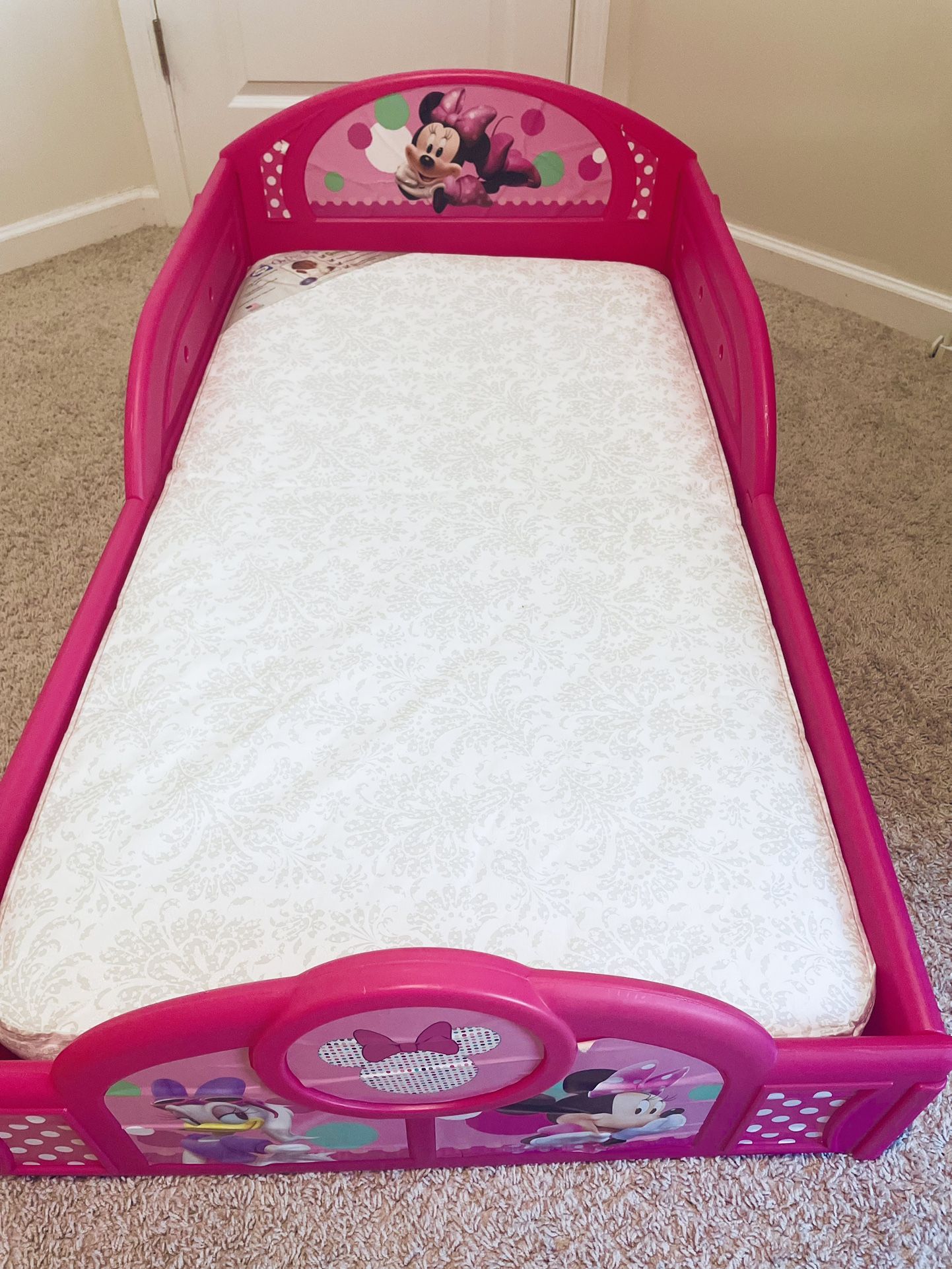 Minnie Mouse Bed/ Table with 2 Chairs 