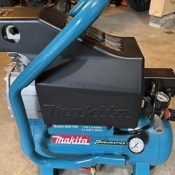 Makita MAC700 2hp Air Compressor. 90psi