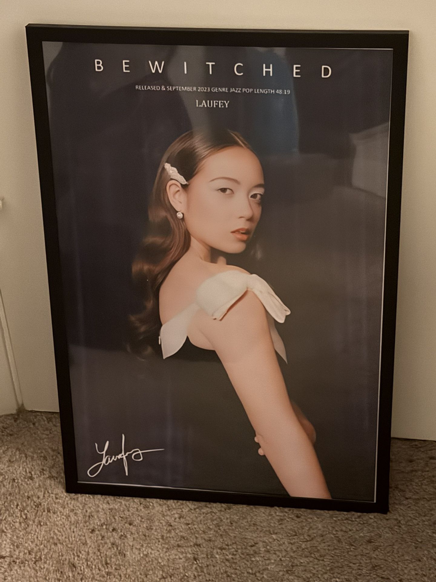 Laufey Poster 12 x 18