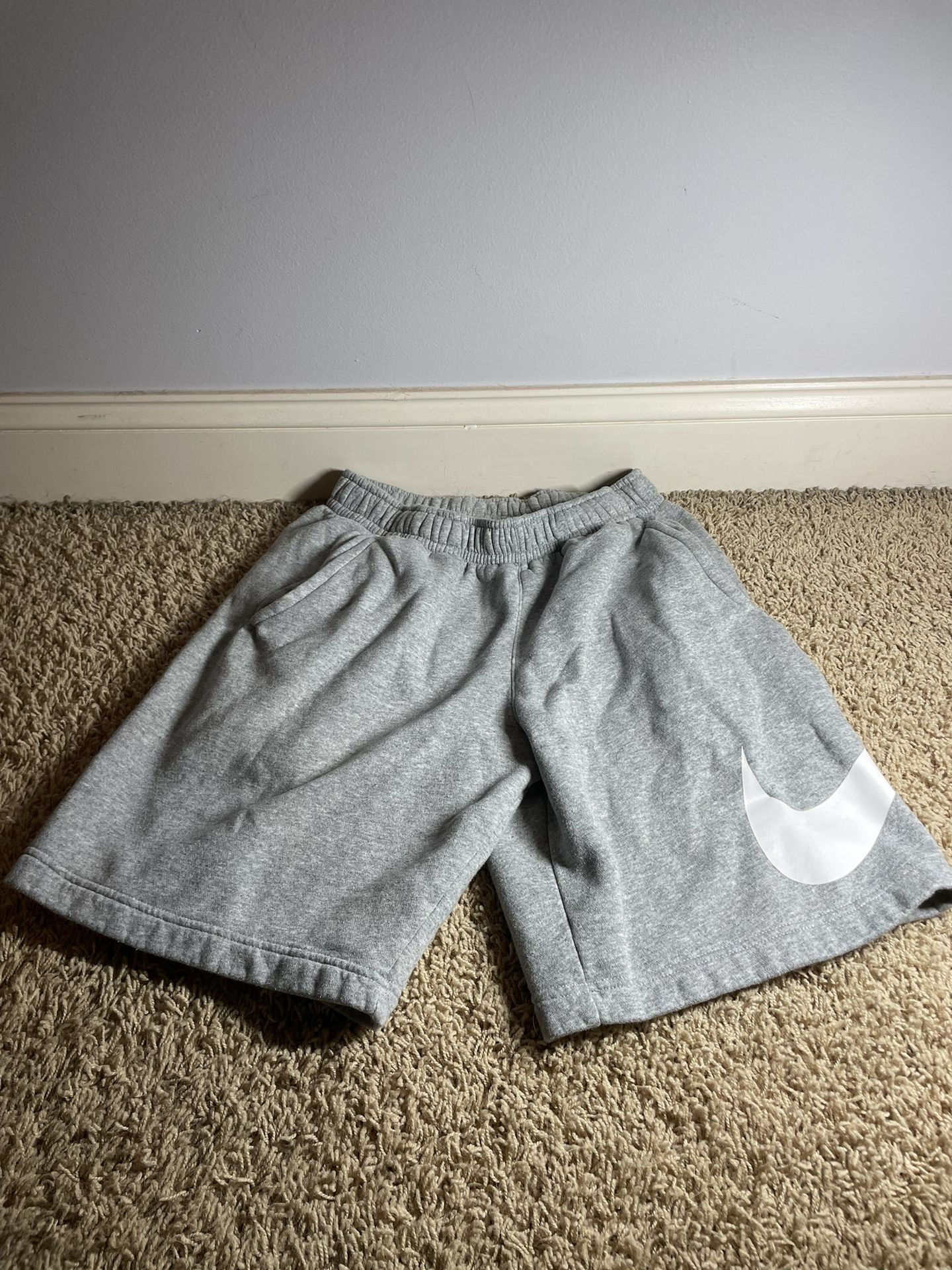 Nike Sportswear Club Men's Gray Graphic Swoosh Fleece Shorts Size Small