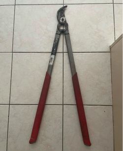 Tree Trimmer or Branch Cutter