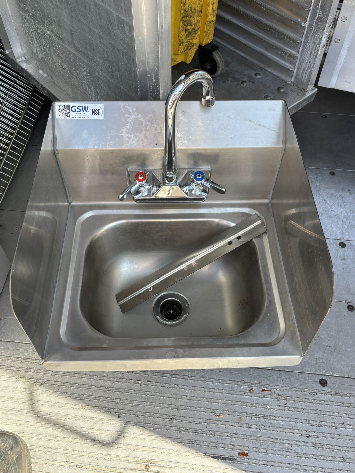 Hand Washing Sink (Wall Mounted)