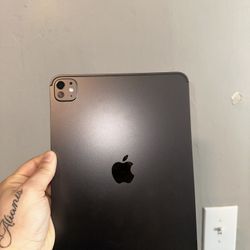I Pad Pro 11 Inch (m4) With keyboard Comes with Charger 