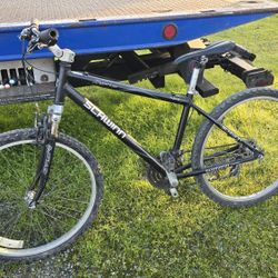 Schwinn Avenue Hybrid Bike
